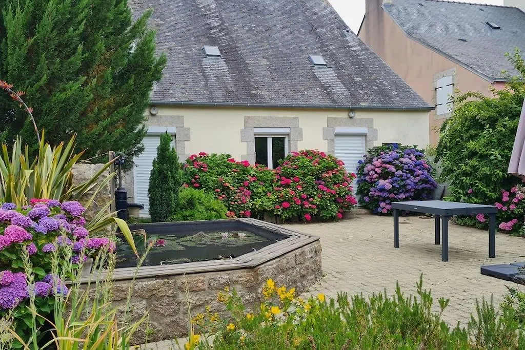 Holiday home Grande Maison Dans Le Bourg De Nevez + Jardin France